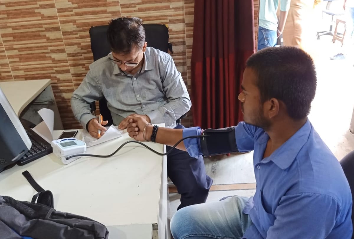 blood donation camp by amar ujala foundation in lucknow