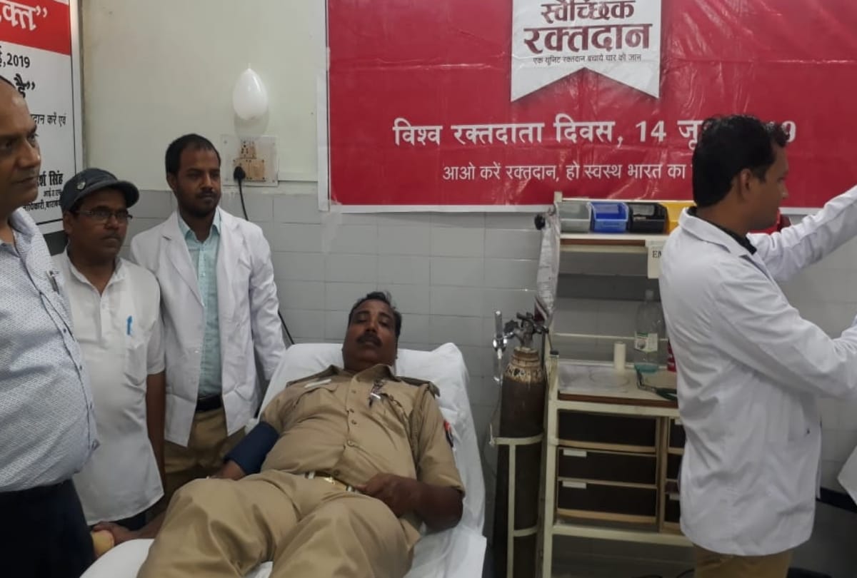 blood donation camp by amar ujala foundation in lucknow