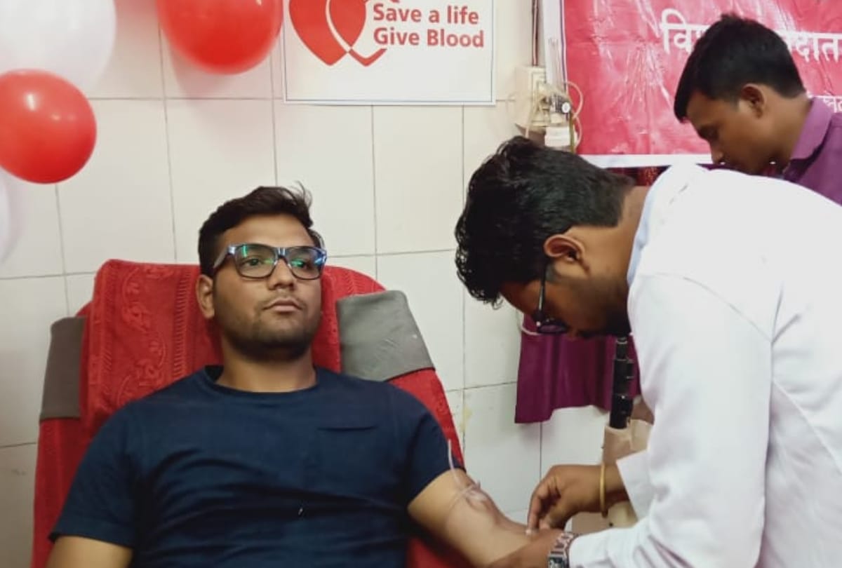 blood donation camp by amar ujala foundation in lucknow
