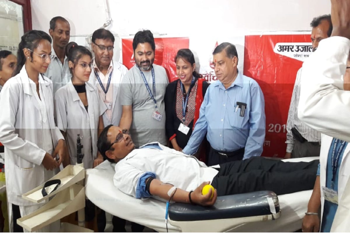 World Blood Donor Day 2019: Large number of people are reaching the Amar Ujala blood donation camp