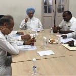 कांग्रेस की बैठक में पूर्व पीएम मनमोहन सिंह व अन्य