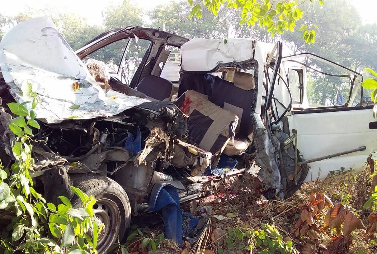 Road Accident in Barabanki, Uttar pradesh, Tavera car Collision with truck