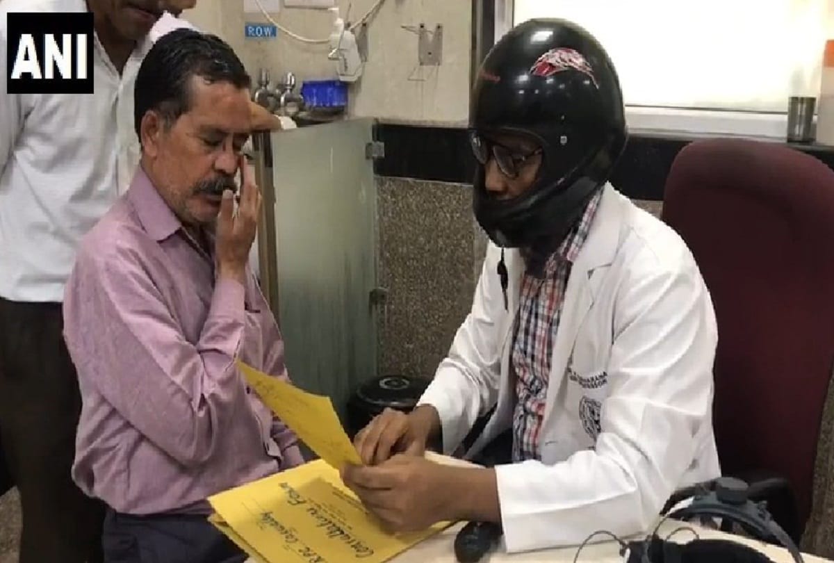 delhi aiims residents doctors back to work with bandage helmet if condition worse strike on 17 june