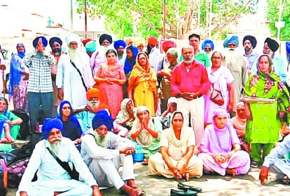 Sikh pilgrims stop to go pakistan at Atari railway station