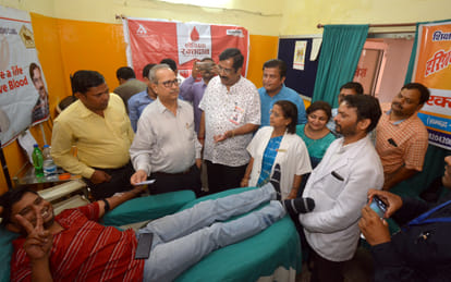 Blood donation showed excitement in Prayagraj, women became Mahadani