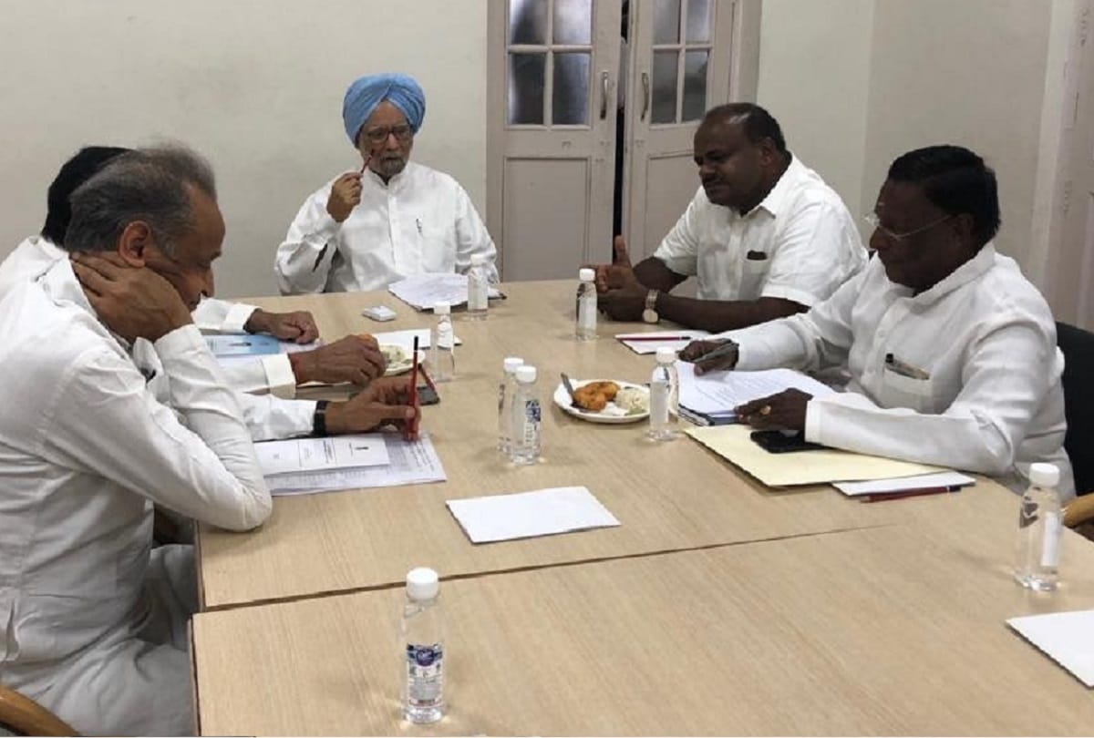 Manmohan Singh meeting with Congress ruled state Chief Ministers in Delhi including Kamal nath