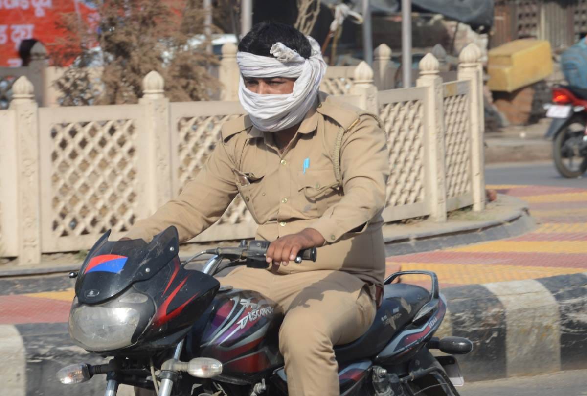 not only public even police officers are not following traffic rules in lucknow