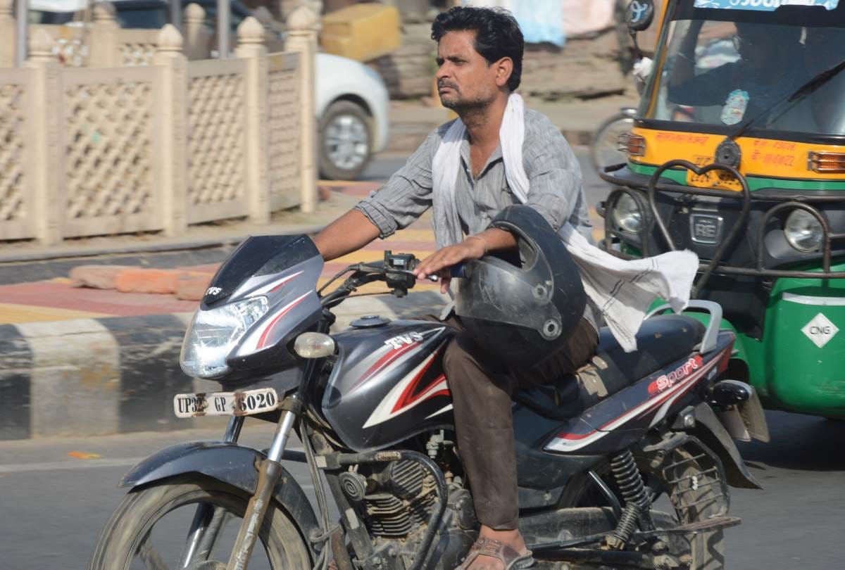 not only public even police officers are not following traffic rules in lucknow