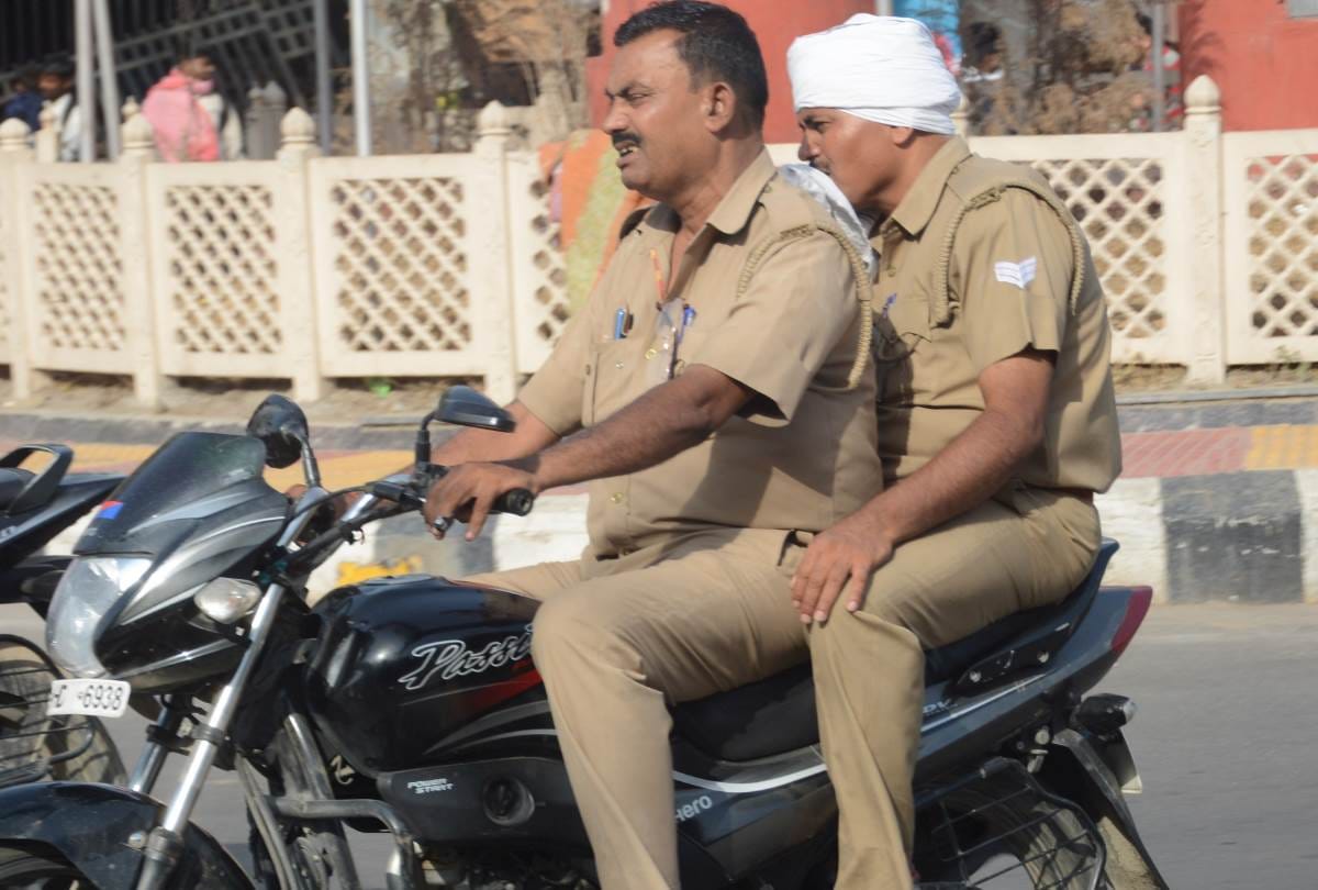 not only public even police officers are not following traffic rules in lucknow