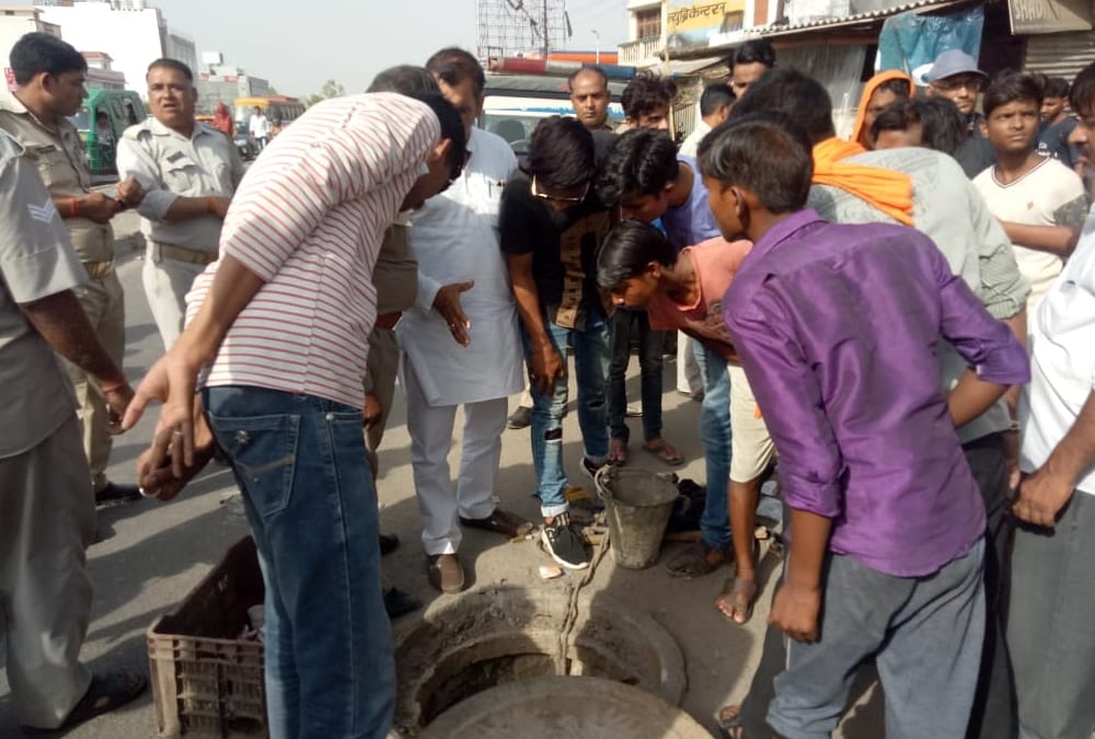 Two labourers died while cleaning the sewage line in Lucknow.