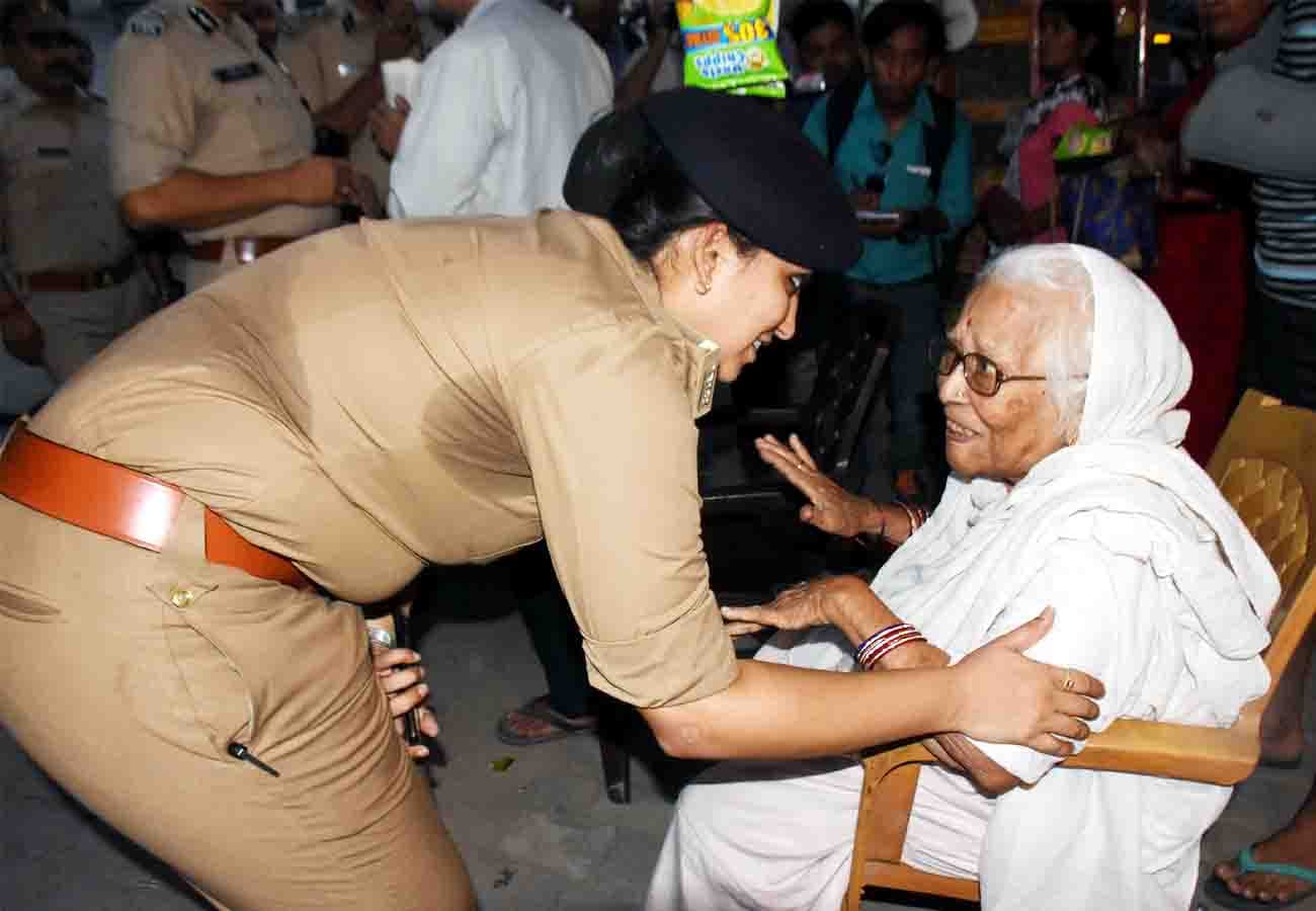 old lady answered to IG in kanpur, people began to laugh
