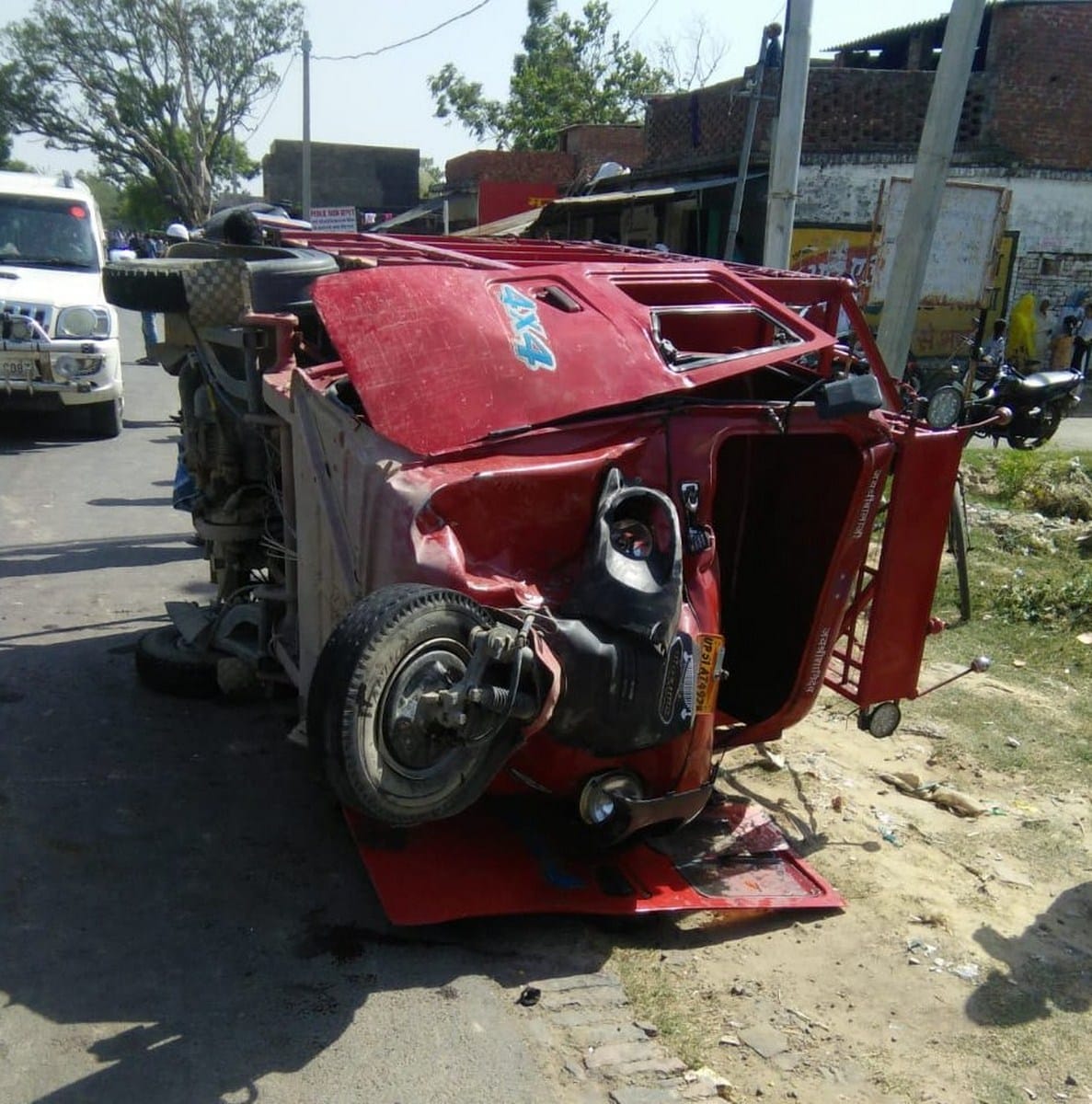 मैजिक व ट्रैक्टर ट्राली की टक्कर, पांच घायल