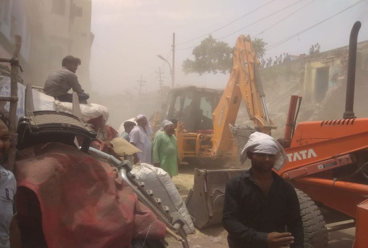 nagar nigam action on encroachment at mantola collapse shop and house