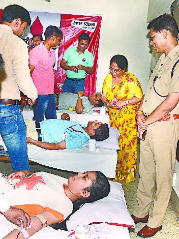 युवा से लेकर बुजुर्ग तक ने दिखाया उत्साह, रक्तदान कर बने महादानी 
