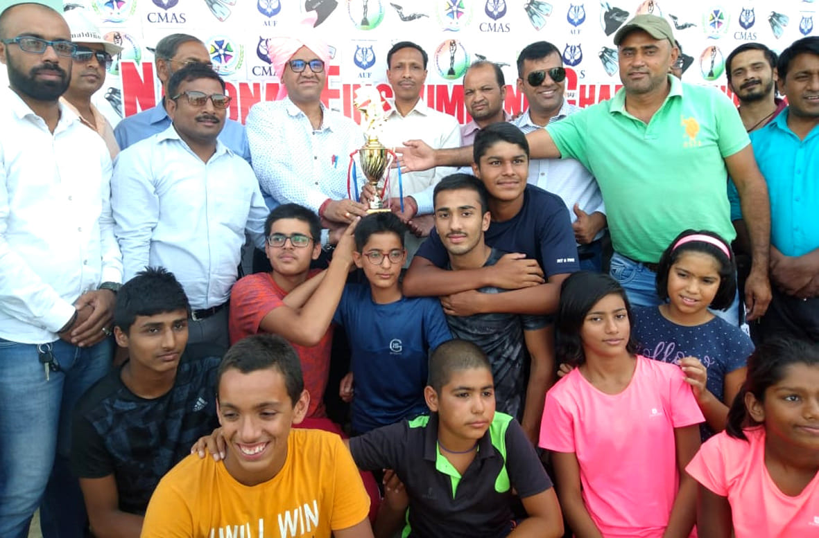 hariyan team won the first prize in swiming