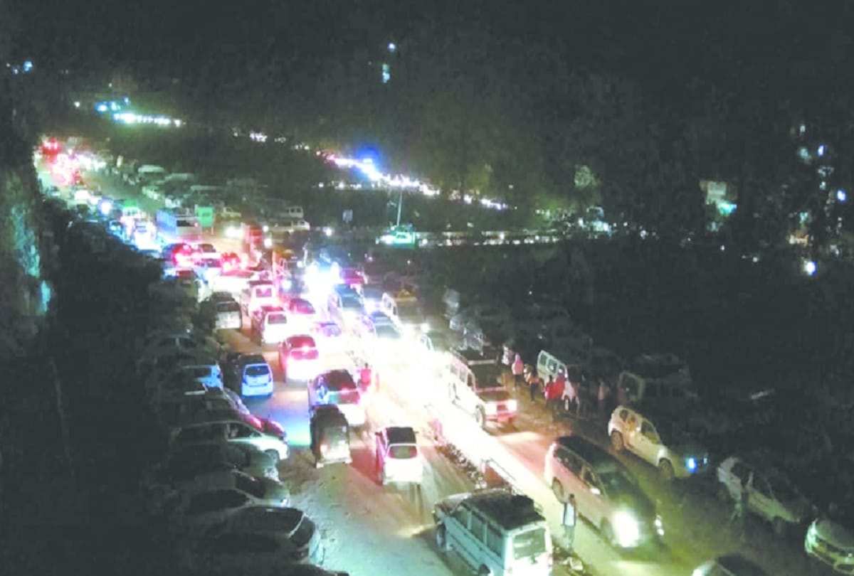 heavy inflow of tourist in manali and rohtang pass To see snow