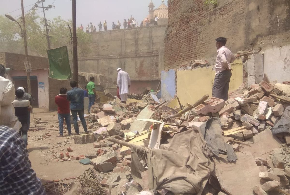 nagar nigam action on encroachment at mantola collapse shop and house