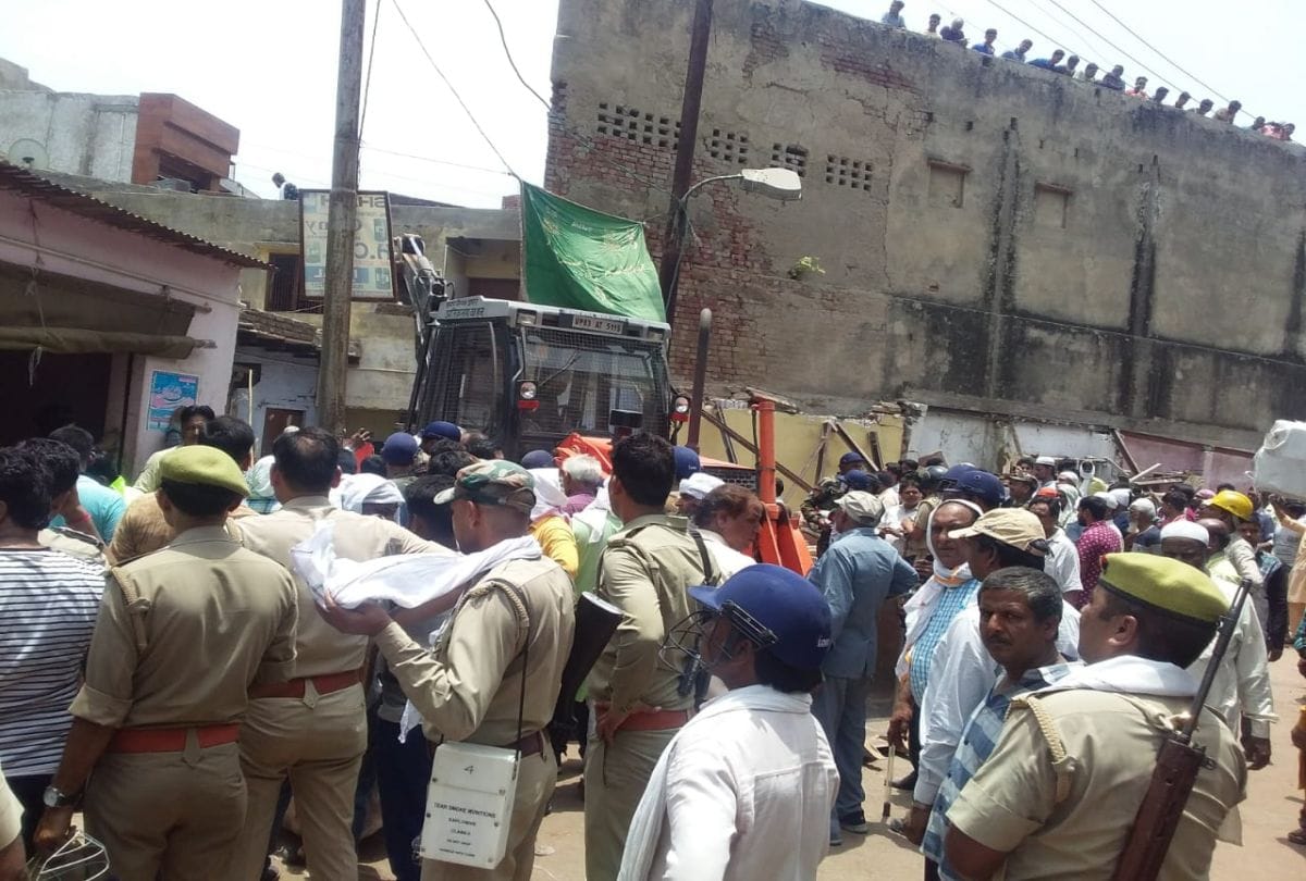 nagar nigam action on encroachment at mantola collapse shop and house