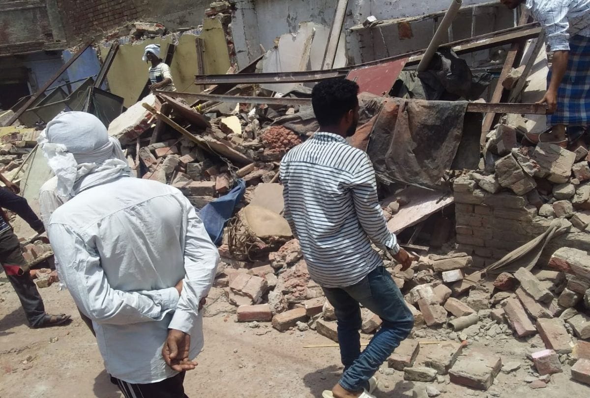 nagar nigam action on encroachment at mantola collapse shop and house