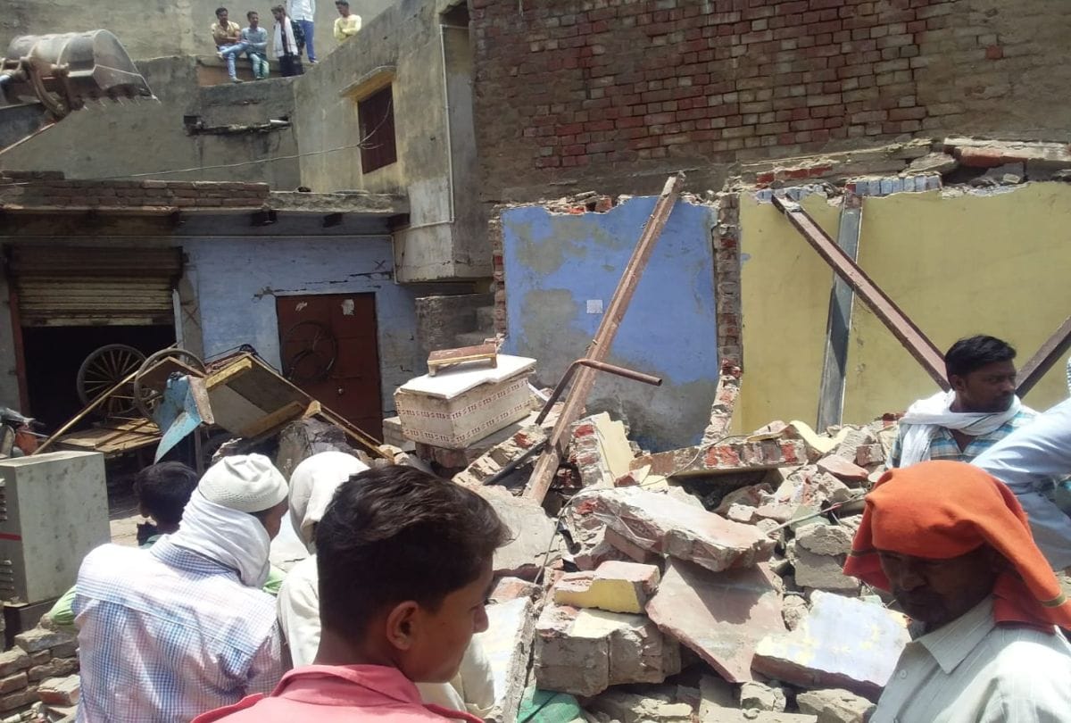 nagar nigam action on encroachment at mantola collapse shop and house