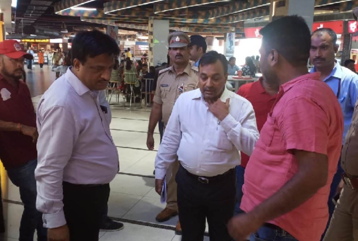 nagar nigam team raid on sahara ganj mall in lucknow