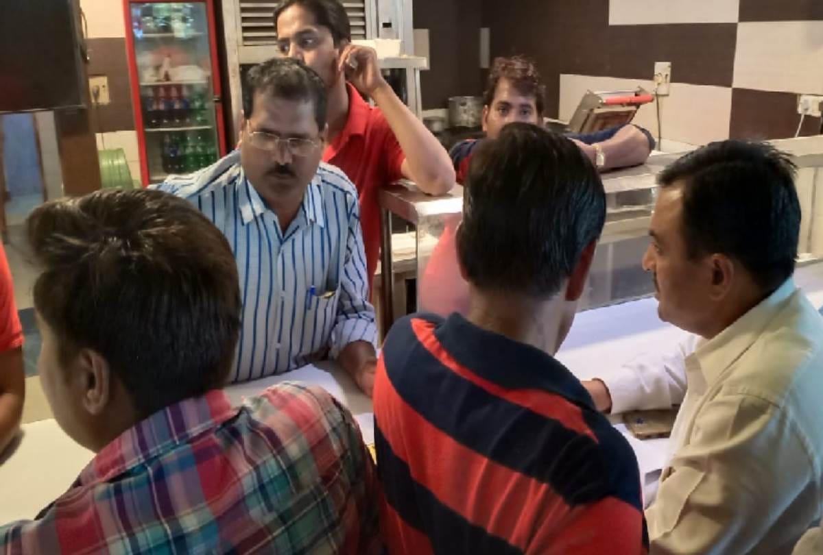 nagar nigam team raid on sahara ganj mall in lucknow