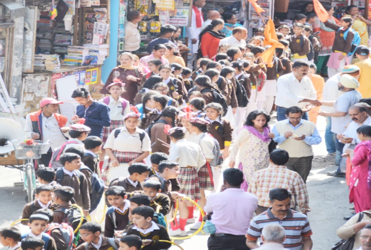 आर्य समाज स्कूल ने निकाली शौभा यात्रा