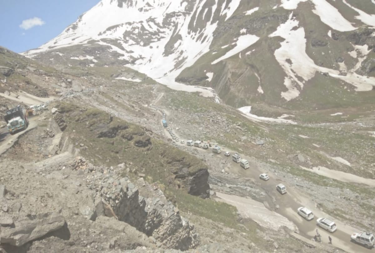 heavy inflow of tourist in manali and rohtang pass To see snow