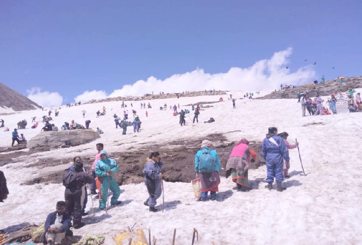heavy inflow of tourist in manali and rohtang pass To see snow