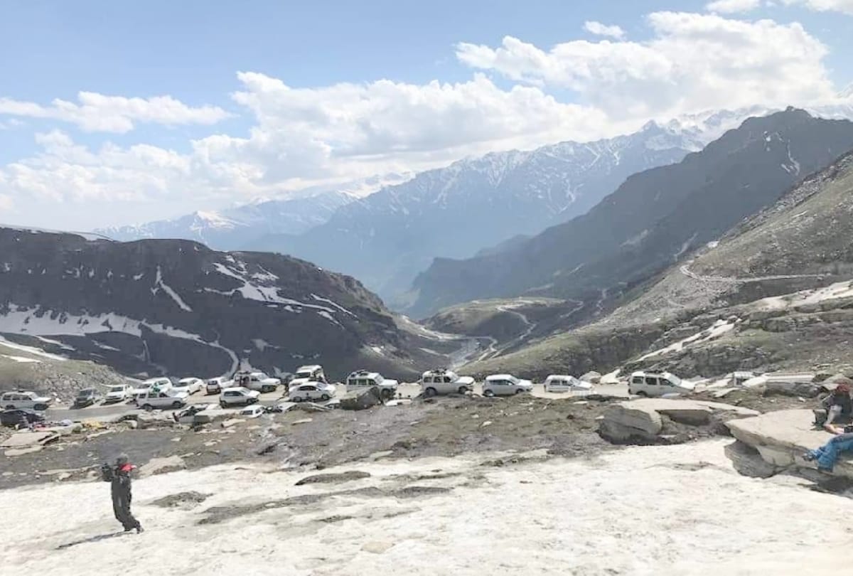 heavy inflow of tourist in manali and rohtang pass To see snow