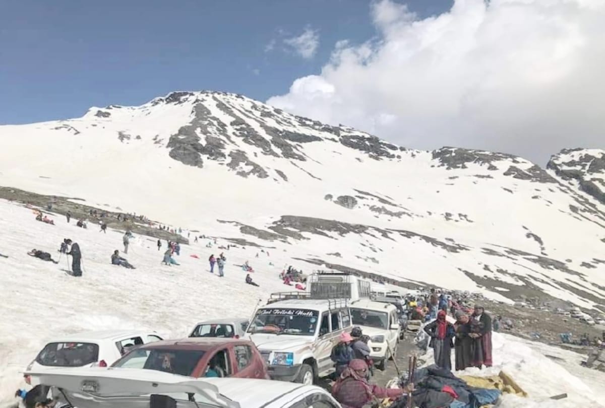 heavy inflow of tourist in manali and rohtang pass To see snow