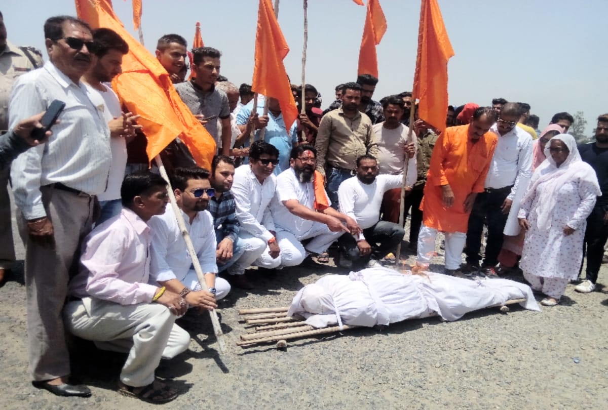 Shiv Sena workers protest against hp govt in kangra