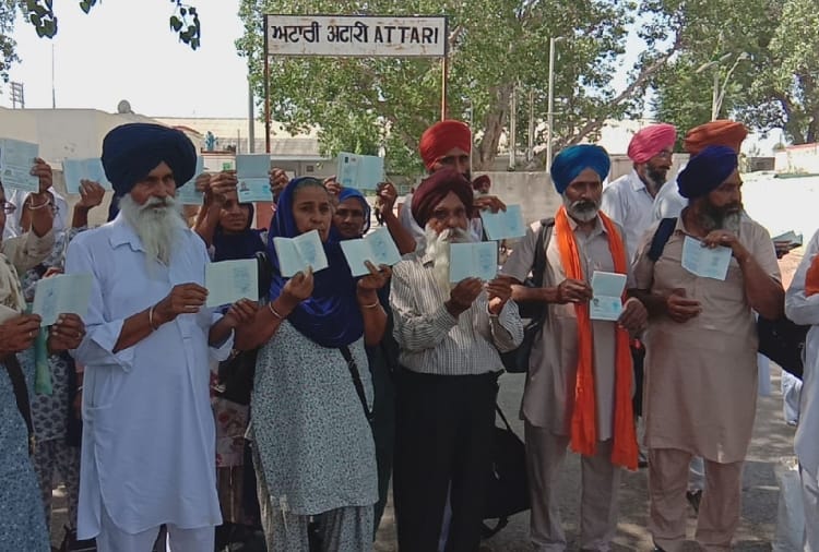 Sikh pilgrims stop to go pakistan at Atari railway station