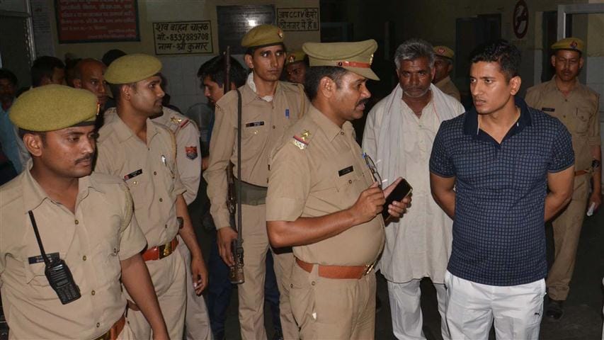 The fugitive, beaten and beaten by the fan in the lottery