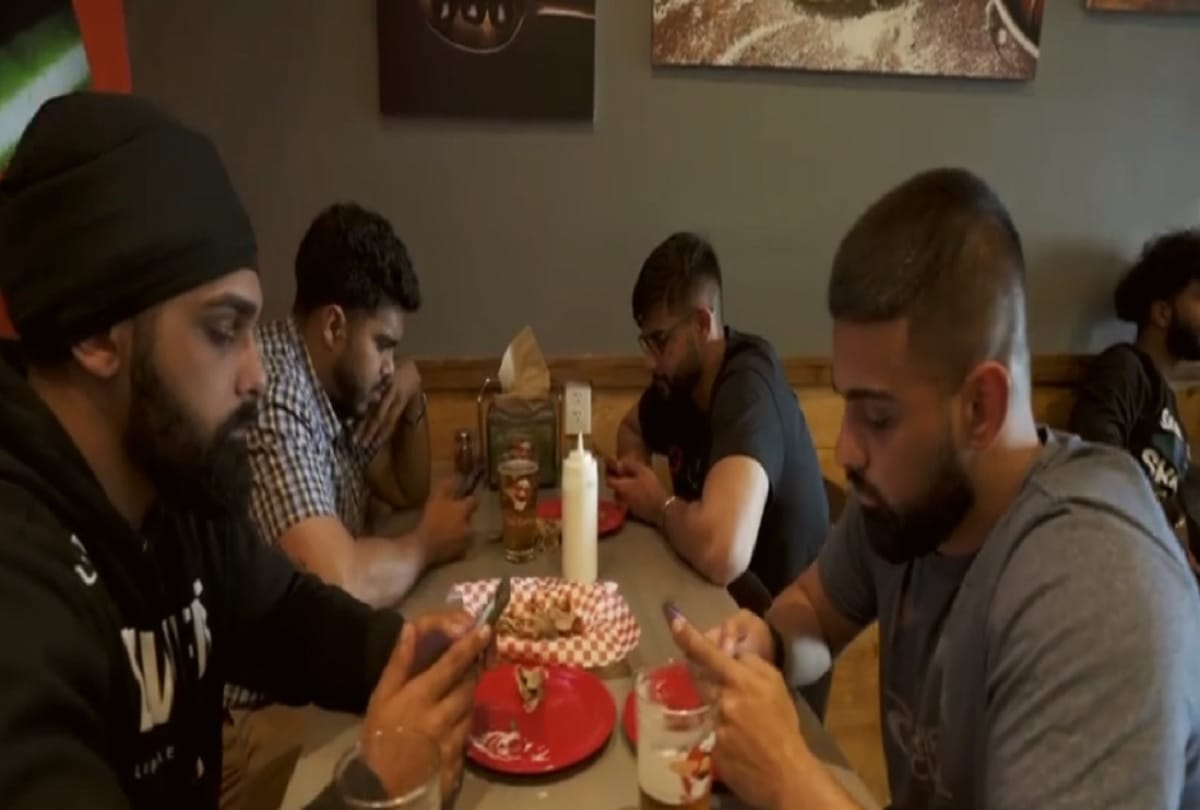 Restaurant Offers Free Pizza to Customers who agree to have their smartphones locked up