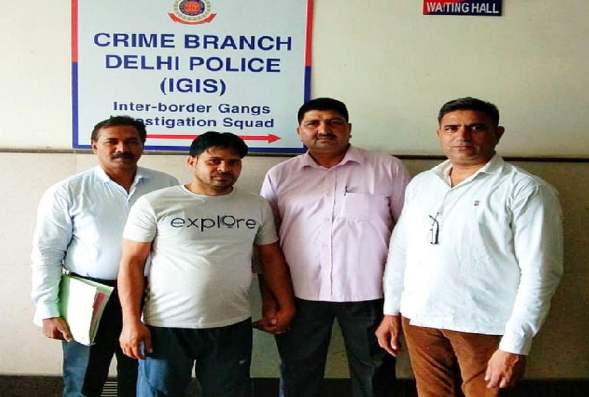Uber cab driver arrested for smuggling illegal weapons