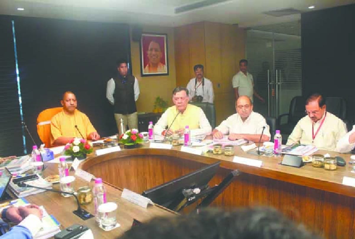 Yogi adityanath took six hour marathon meeting in Greater Noida