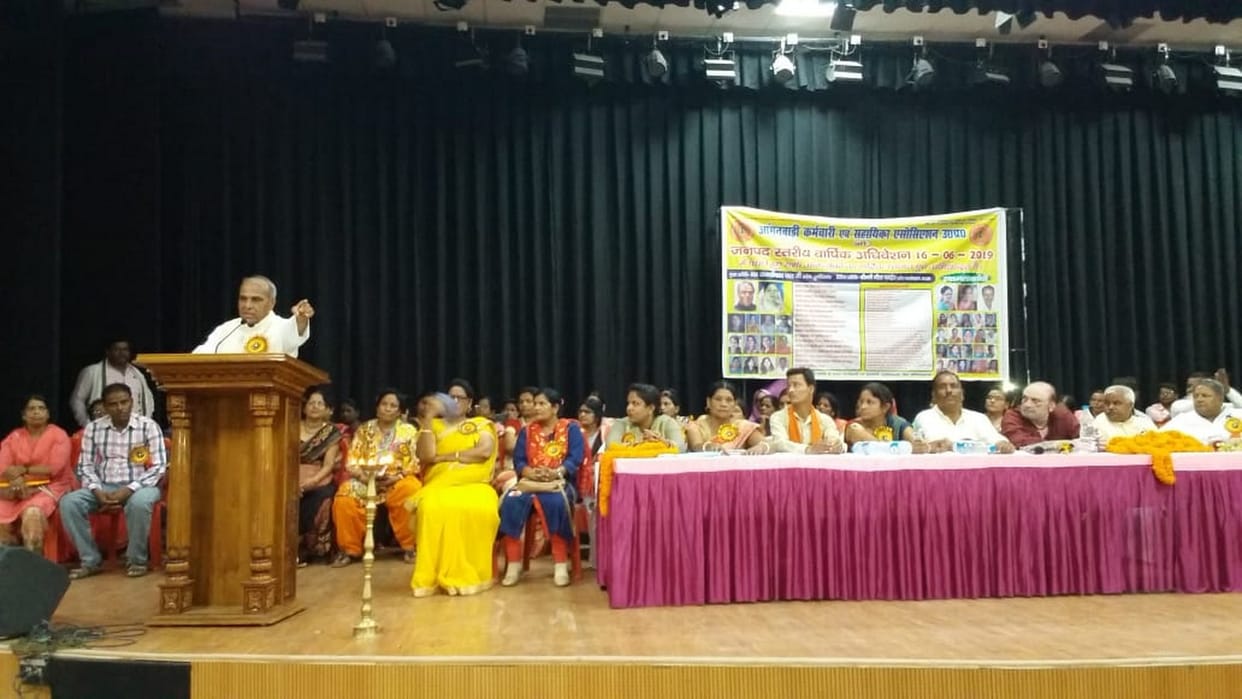 राज्य कर्मचारियों के समान दी जाएं सुविधाएं