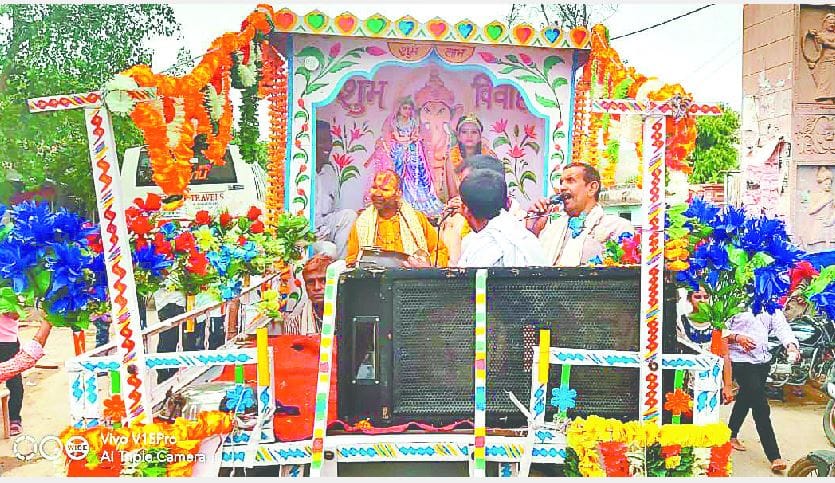 फूलबंगले में राधा संग विराजमान हुईं अष्ट सखियां