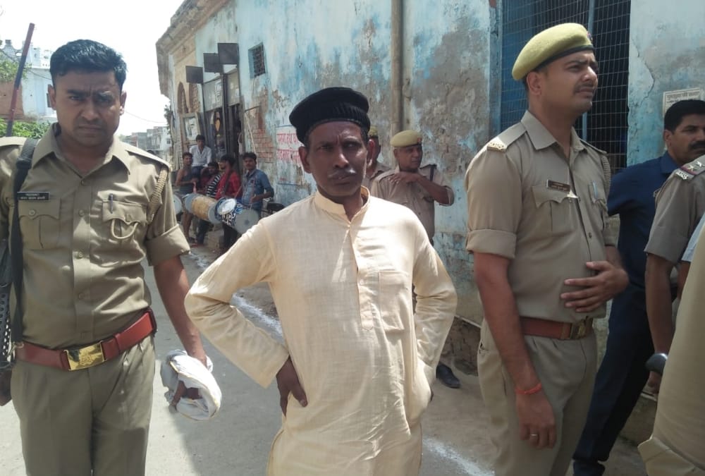 Ikbal Ansari had to wait outside because udhav thackeray was was in campus.