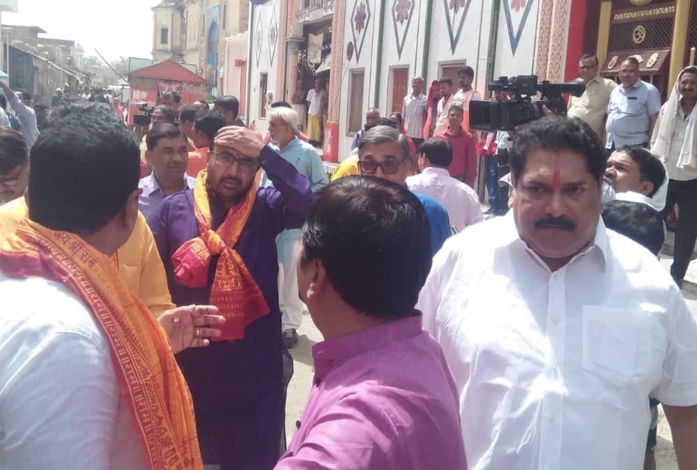 Ikbal Ansari had to wait outside because udhav thackeray was was in campus.