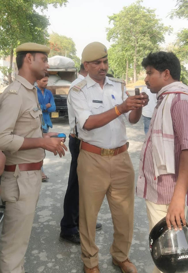 12 वाहनों से दो हजार रुपये जुर्माना काटा
