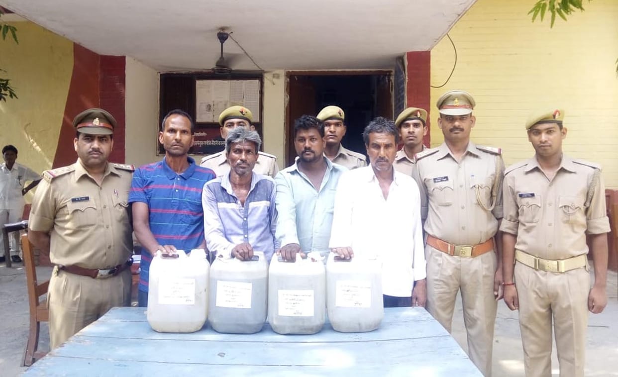 पुलिस ने मारा शराब के अड्डों पर छापा