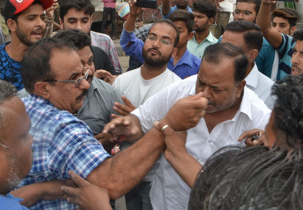 fight between mayor and parshad husband in haridwar