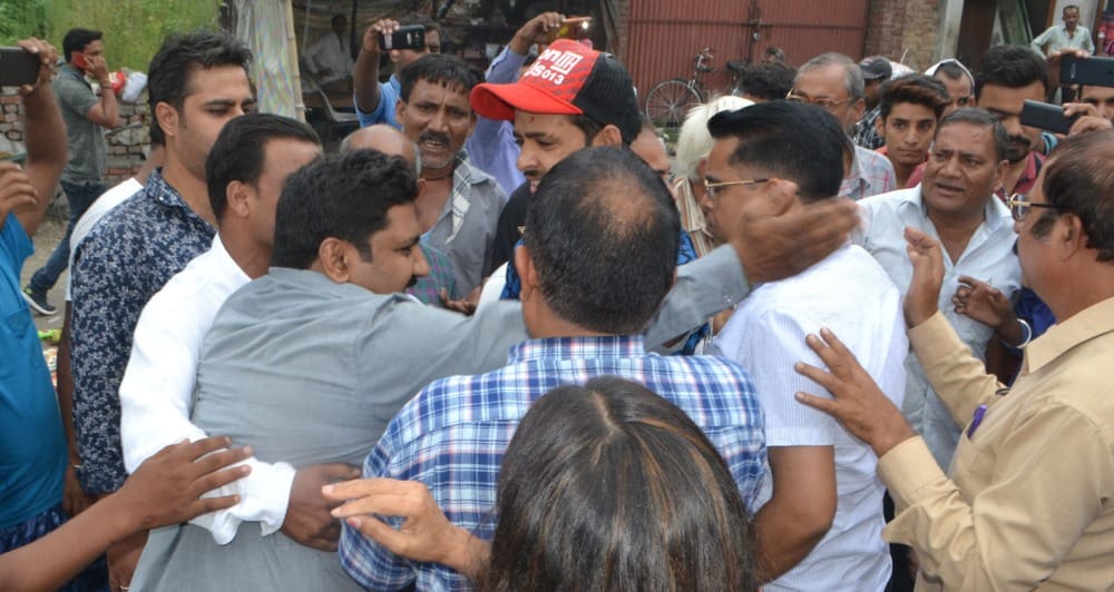 fight between mayor and parshad husband in haridwar