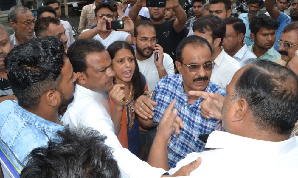 fight between mayor and parshad husband in haridwar