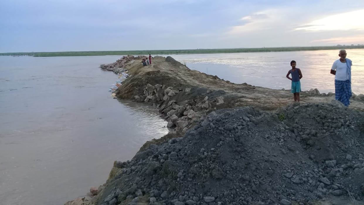 स्पर क्षतिग्रस्त, बांध पर मंडरा रहा खतरा