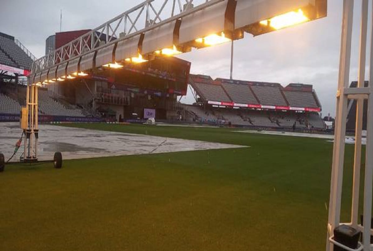 ICC using halogen lights at manchester to dry outfield and pitch for india pakistan match