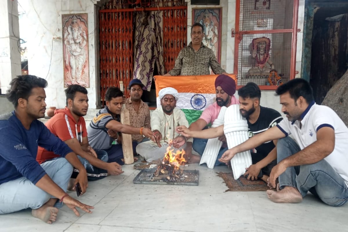 cricket Fans in Meerut did a haven for the victory of Team India in India-Pakistan match today