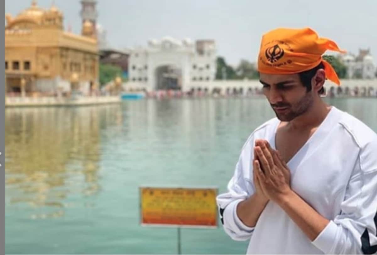 kartik aaryan visits Golden Temple with his family